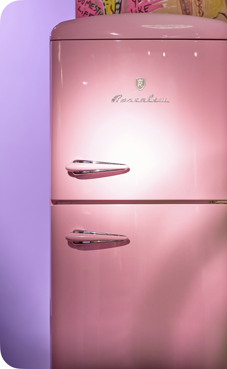Rosa retro-kjøleskap som kan flyttes med Flytto